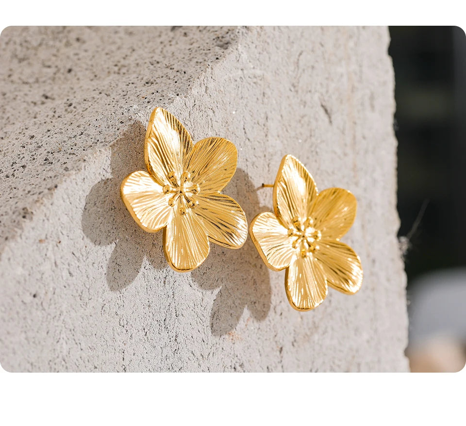 Flower vintage geometric earrings in gold-plated stainless steel.