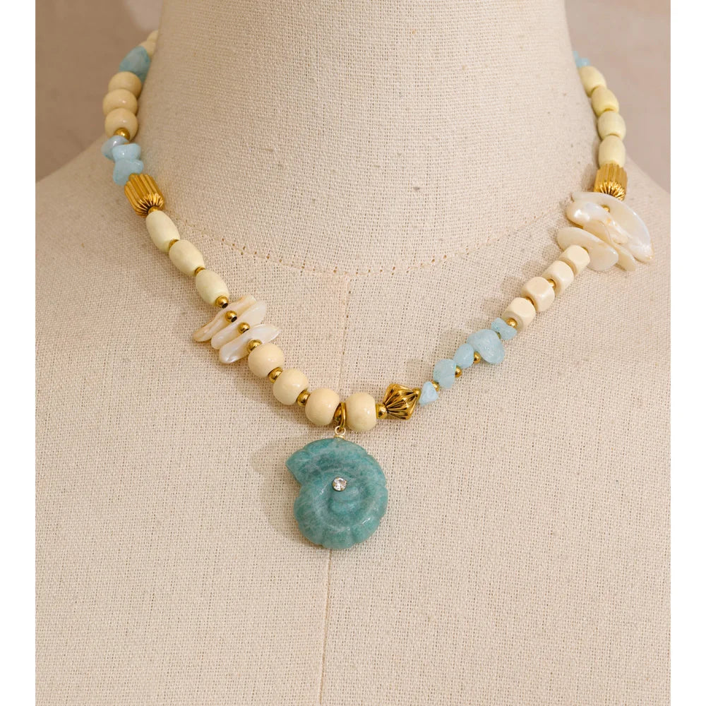 Shell natural stone beaded necklace in gold-plated stainless steel with natural stone and shell.