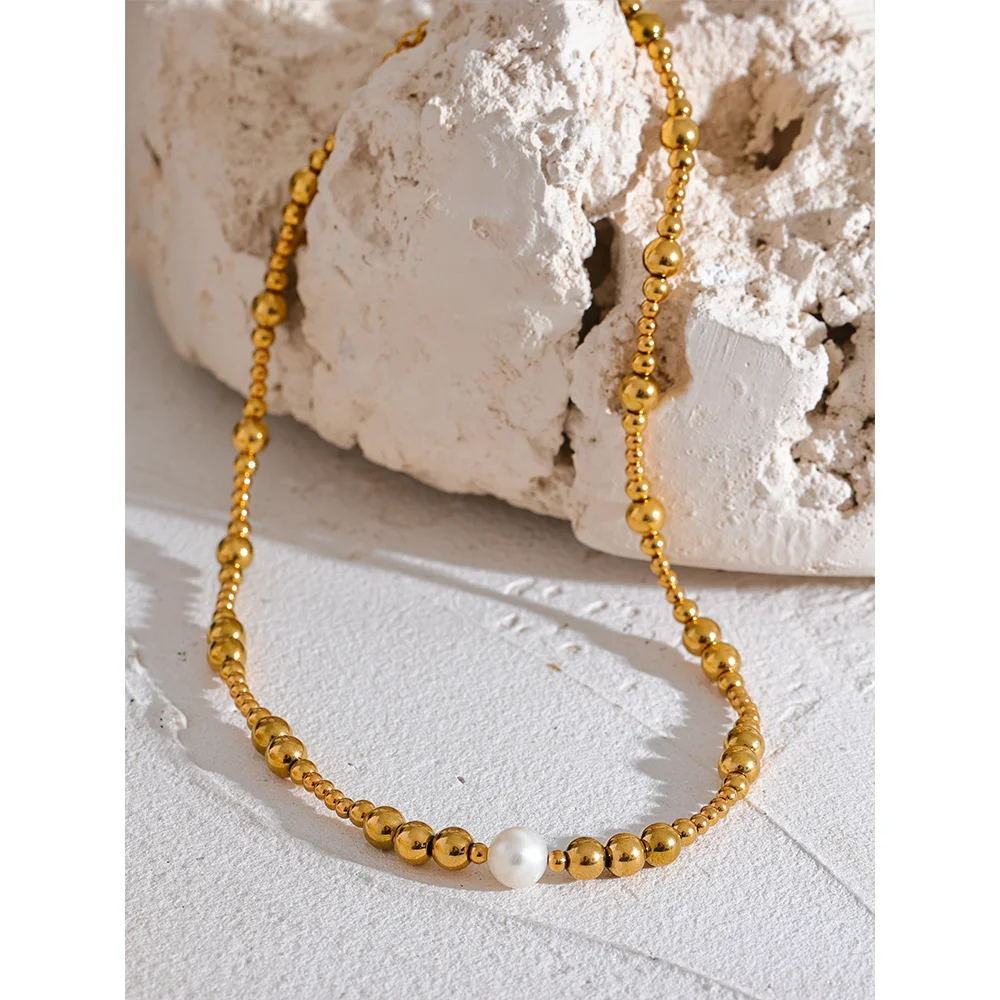 Freshwater pearl geometric necklace in 18K gold-plated stainless steel with freshwater pearl.