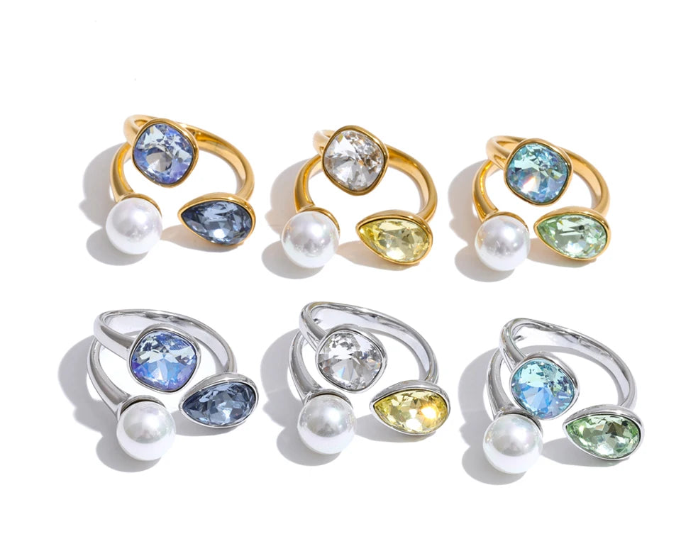 Pearl crystal geometric ring in 18K gold-plated stainless steel with pearl and crystal.