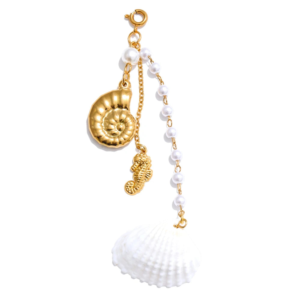 Shell star moon necklace in gold-plated stainless steel with shell.