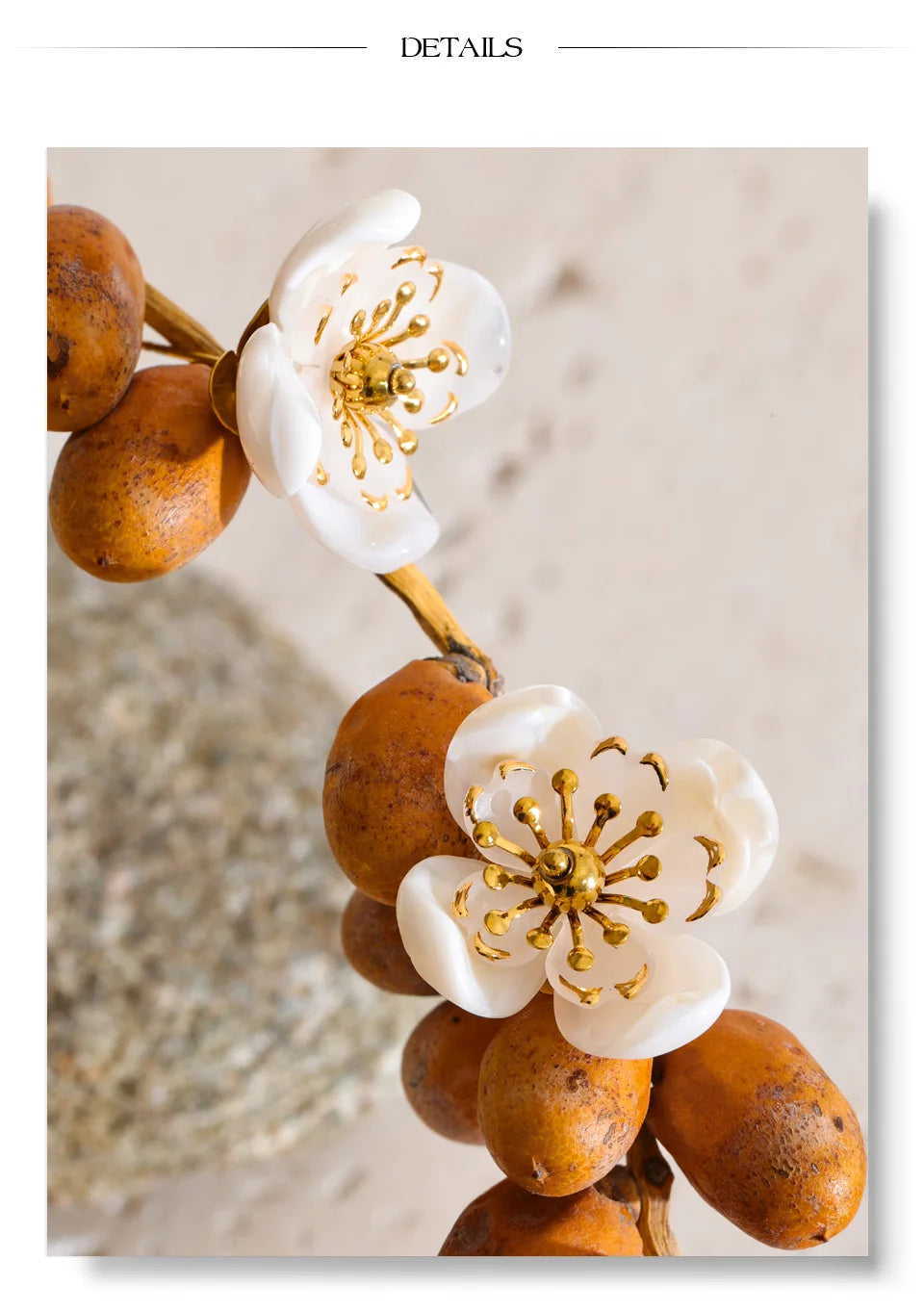 Resin flower earrings in gold-plated stainless steel with resin.