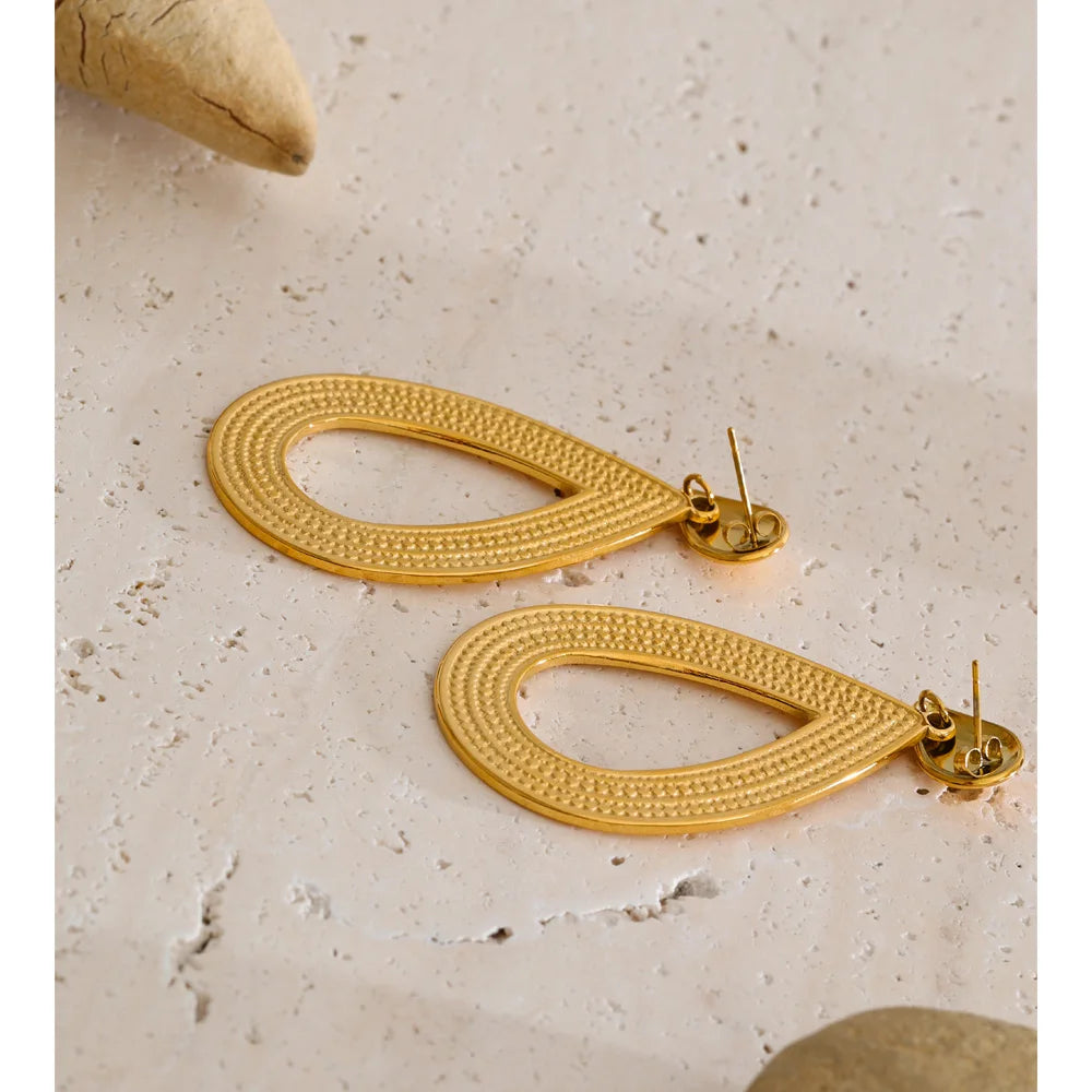 Geometric earrings in gold-plated stainless steel.