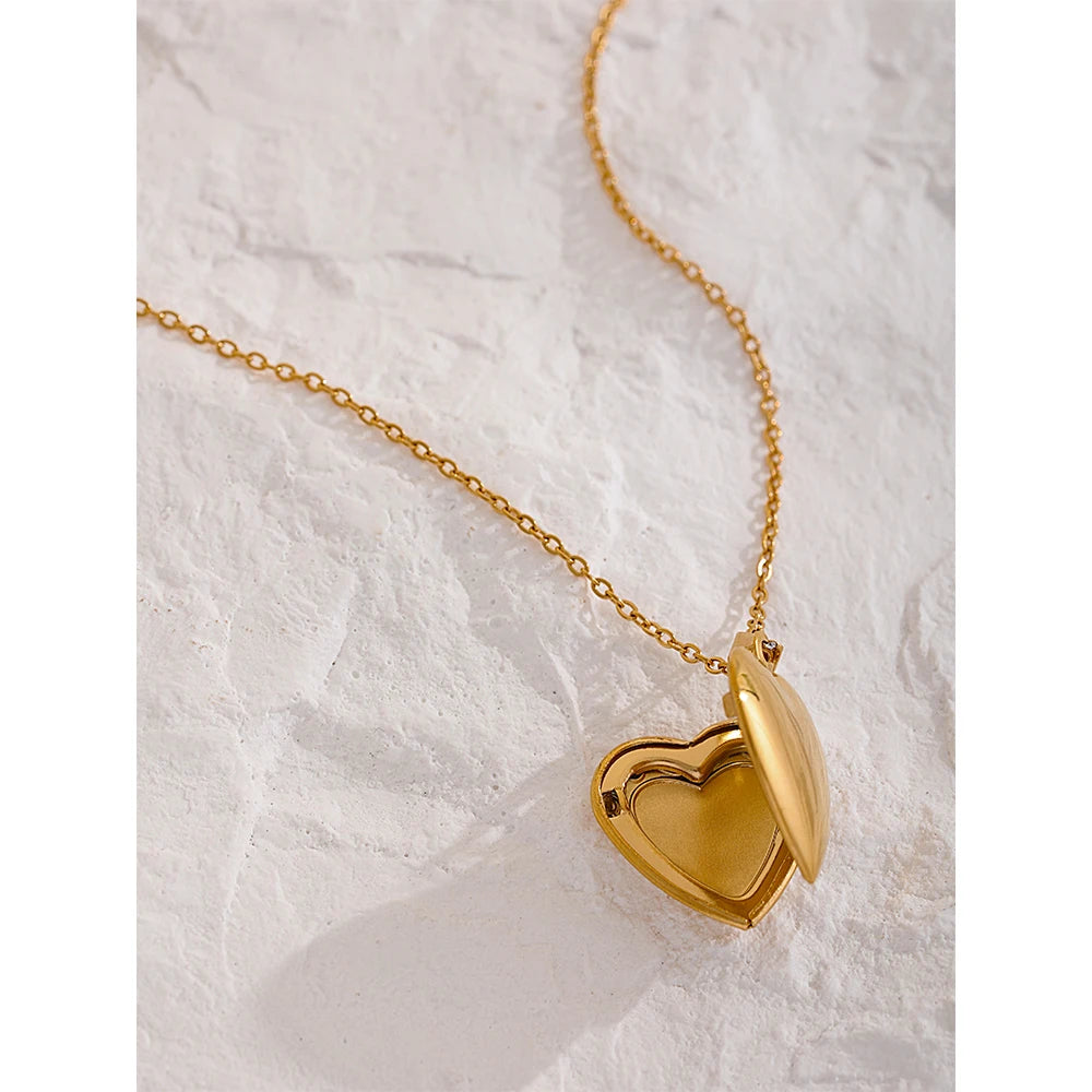 Heart necklace in gold-plated stainless steel.