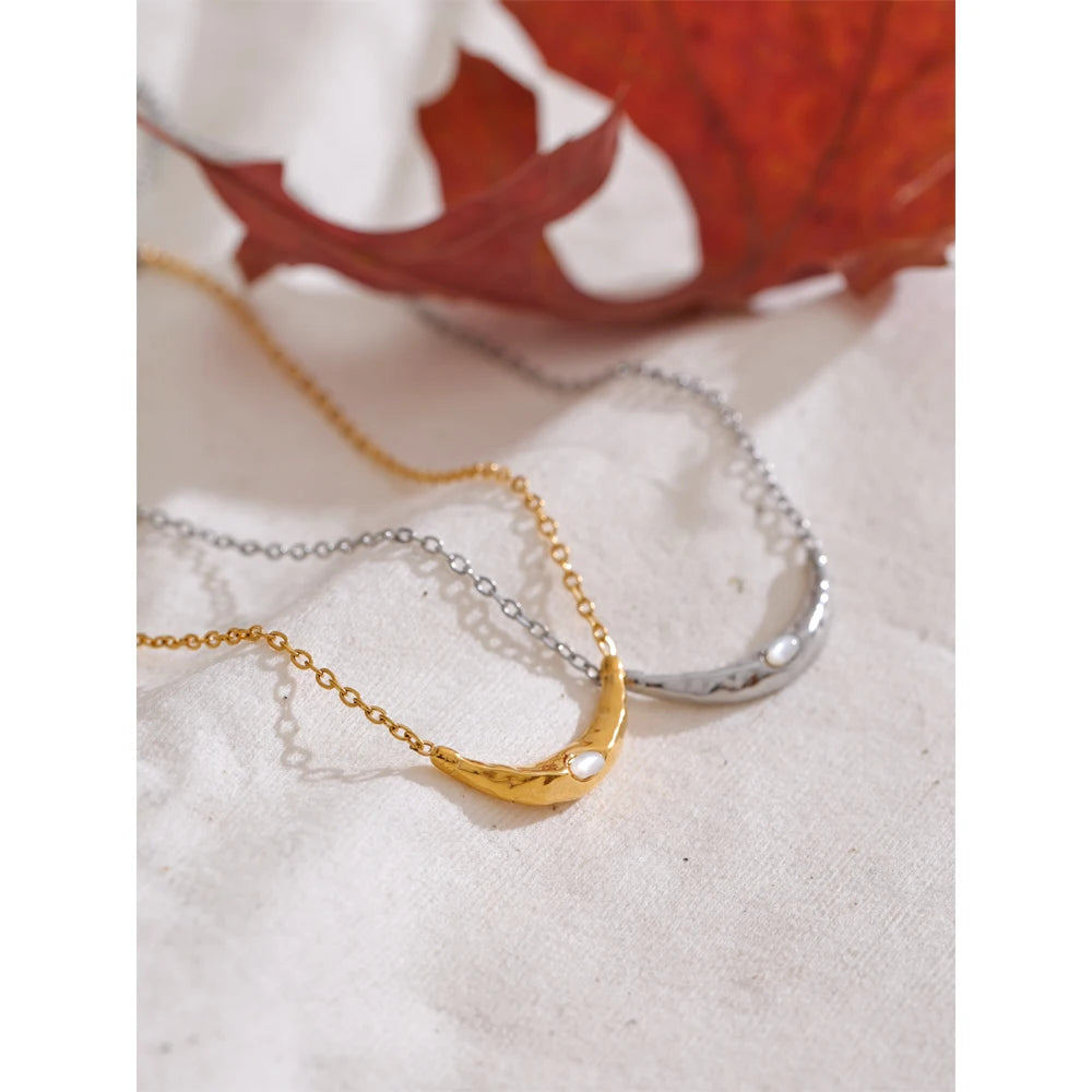 Shell moon geometric necklace in gold-plated stainless steel with shell.