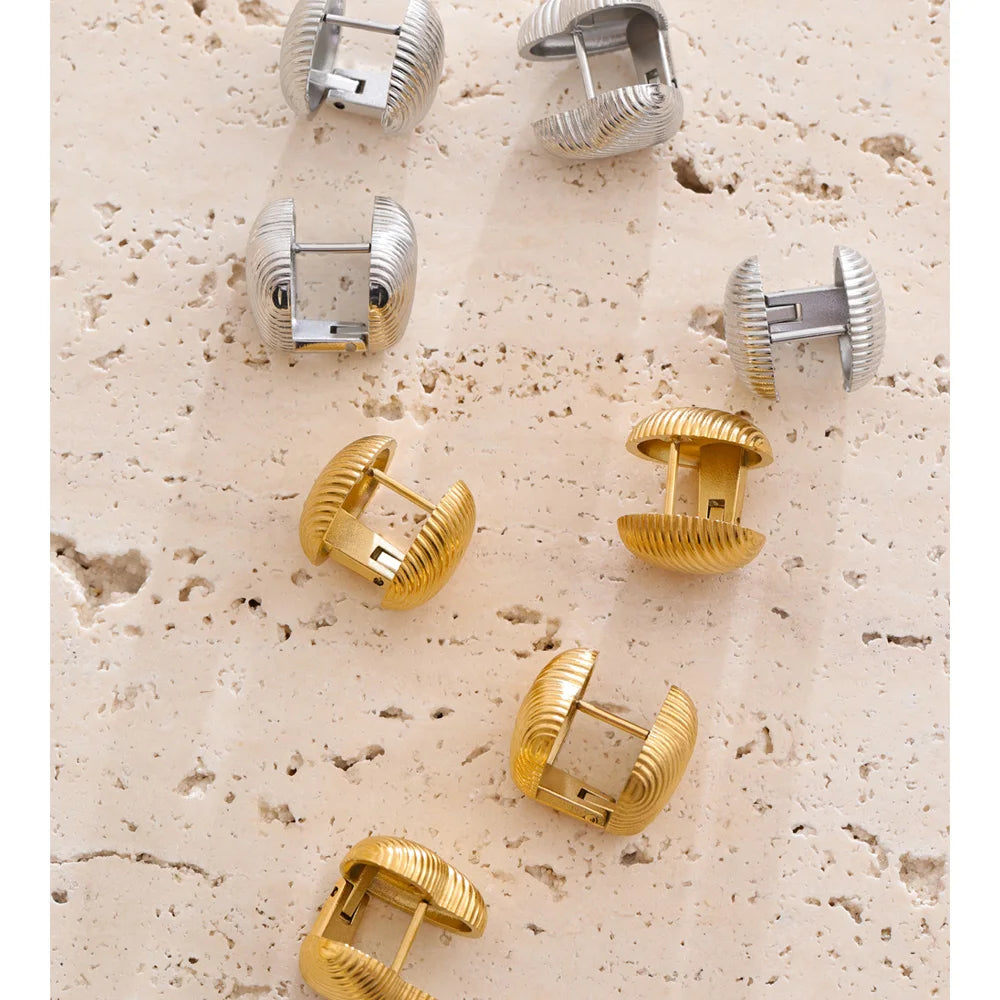 Heart minimalist geometric earrings in gold-plated stainless steel.