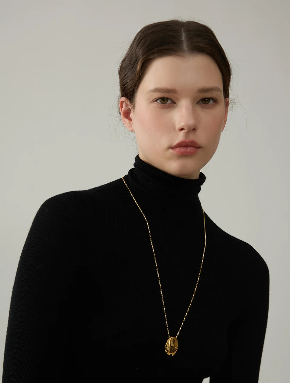 Minimalist geometric chain necklace in gold-plated 316L stainless steel.