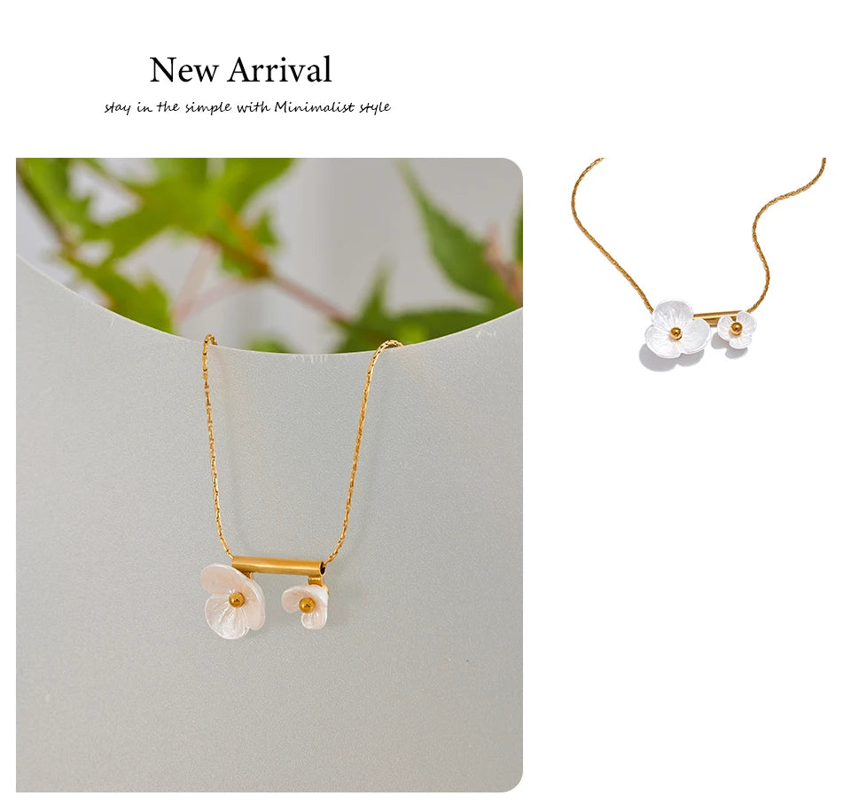 Shell resin flower necklace in gold-plated stainless steel with shell and resin.