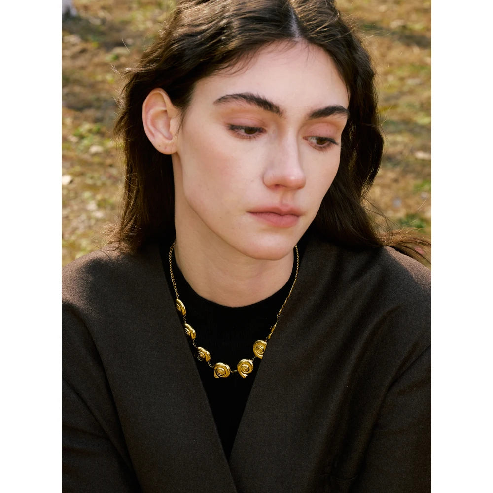 Shell geometric chain necklace in gold-plated stainless steel with shell.