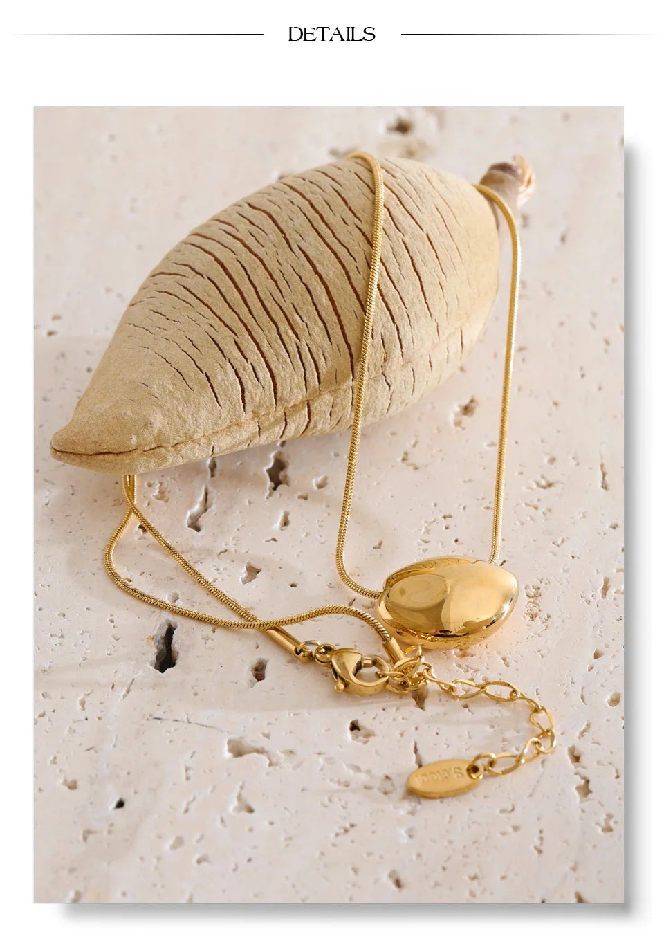 Geometric necklace in gold-plated stainless steel.
