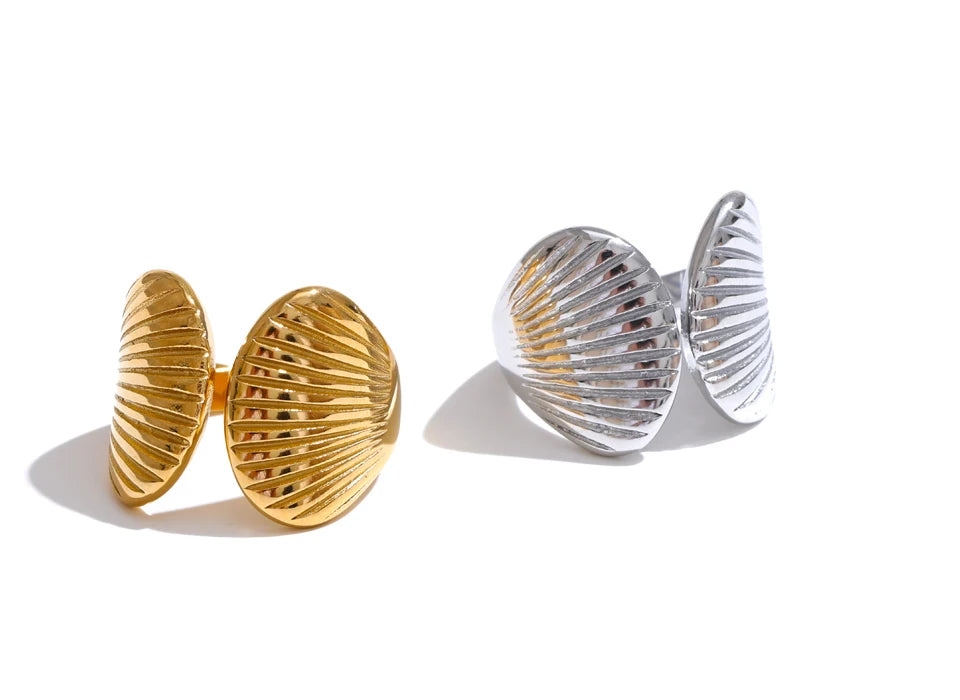 Shell geometric ring in gold-plated stainless steel with shell.
