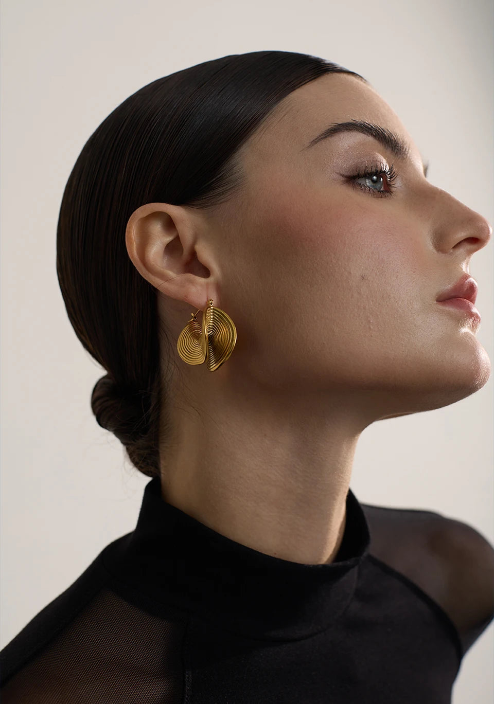 Geometric earrings in gold-plated stainless steel.