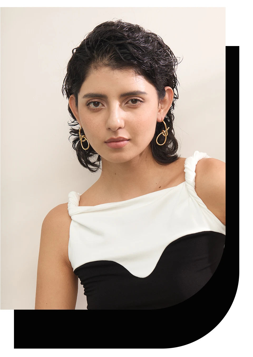 Geometric earrings in gold-plated stainless steel.