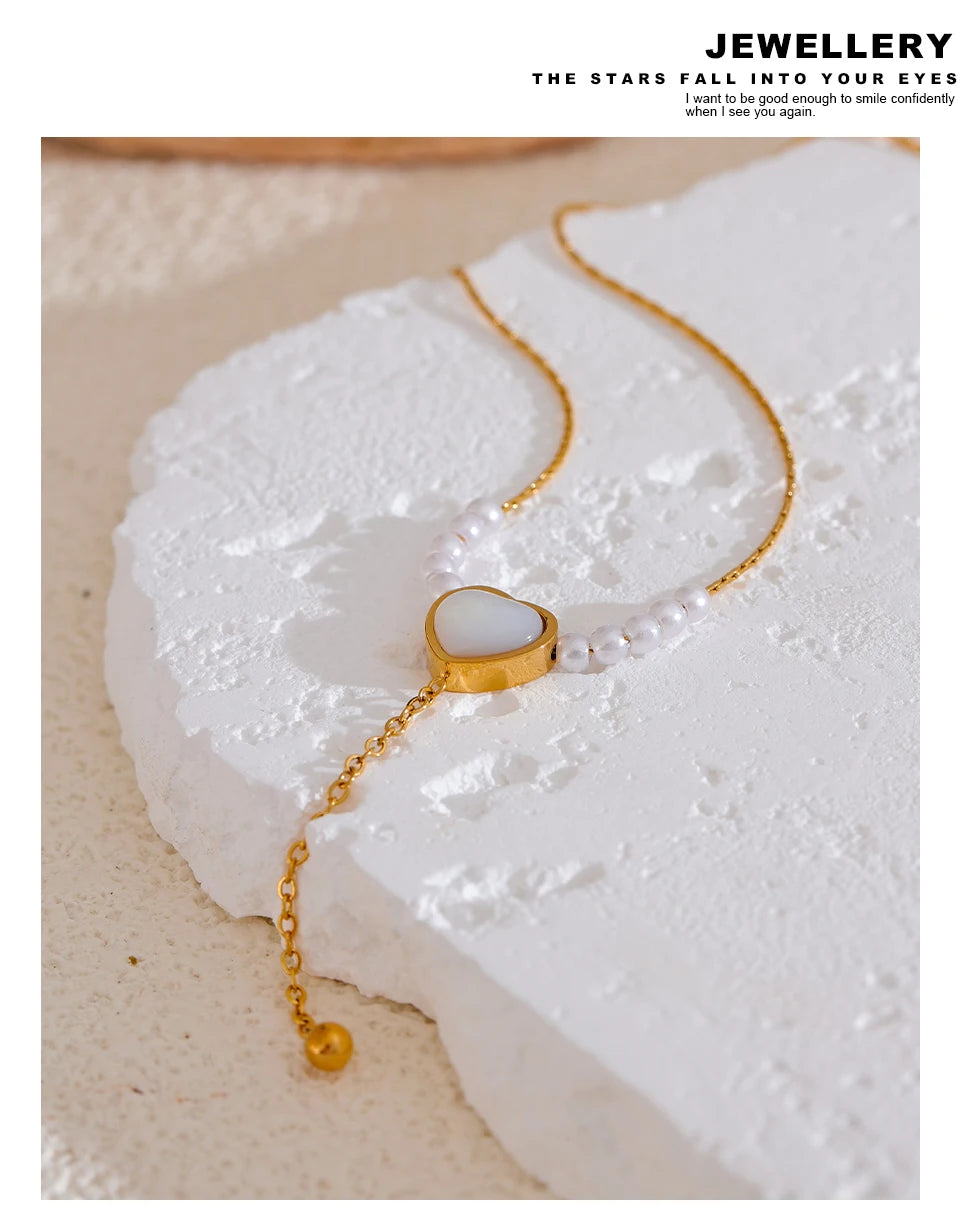 Pearl natural stone heart necklace in gold-plated stainless steel with pearl and natural stone.