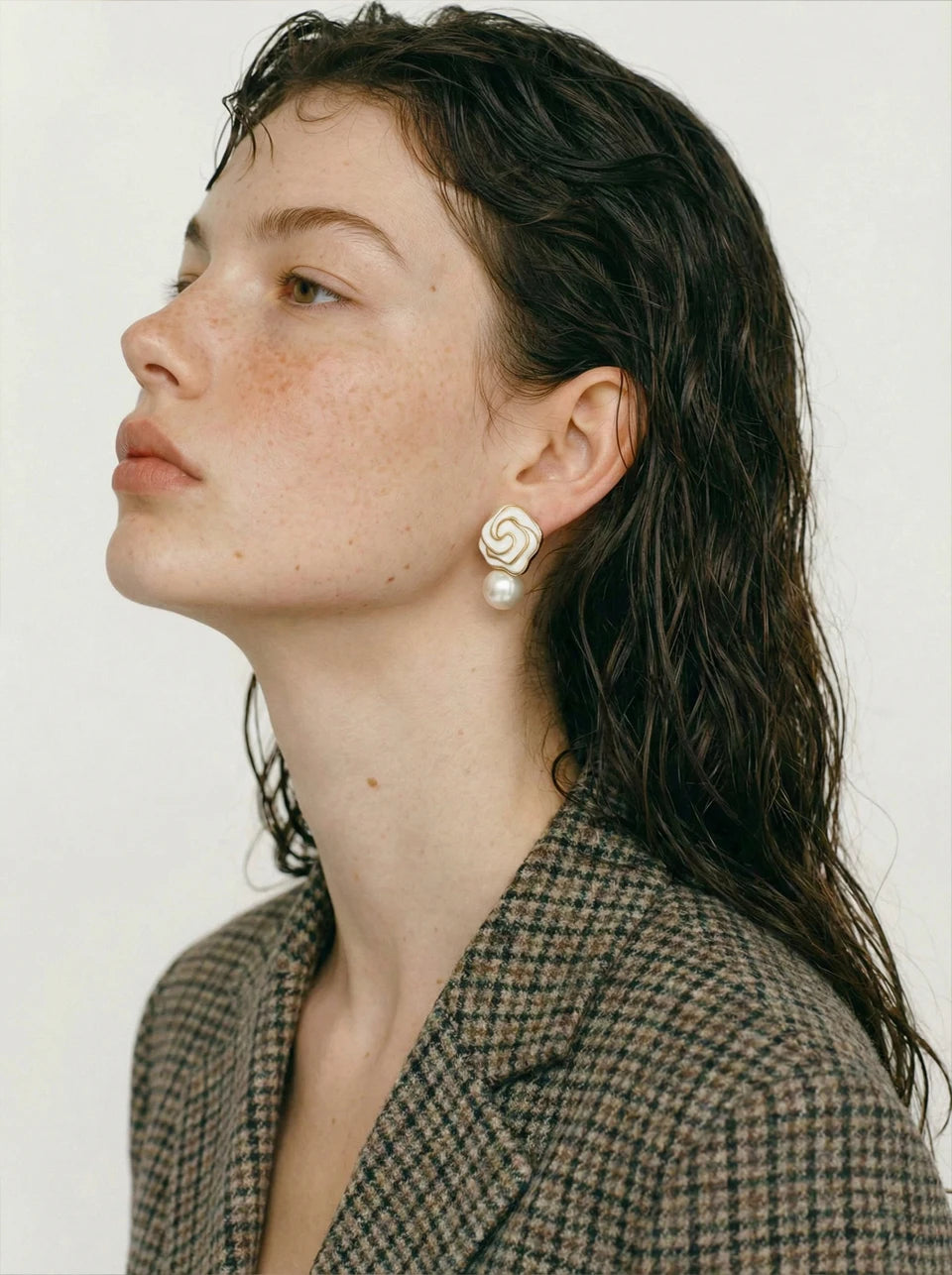 White pearl enamel earrings in gold-plated stainless steel with pearl and enamel.