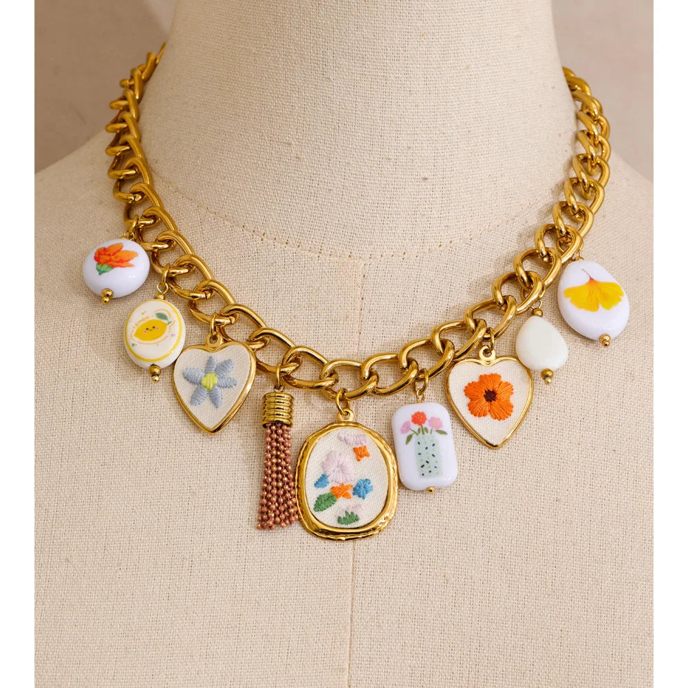 Heart flower necklace in gold-plated stainless steel.