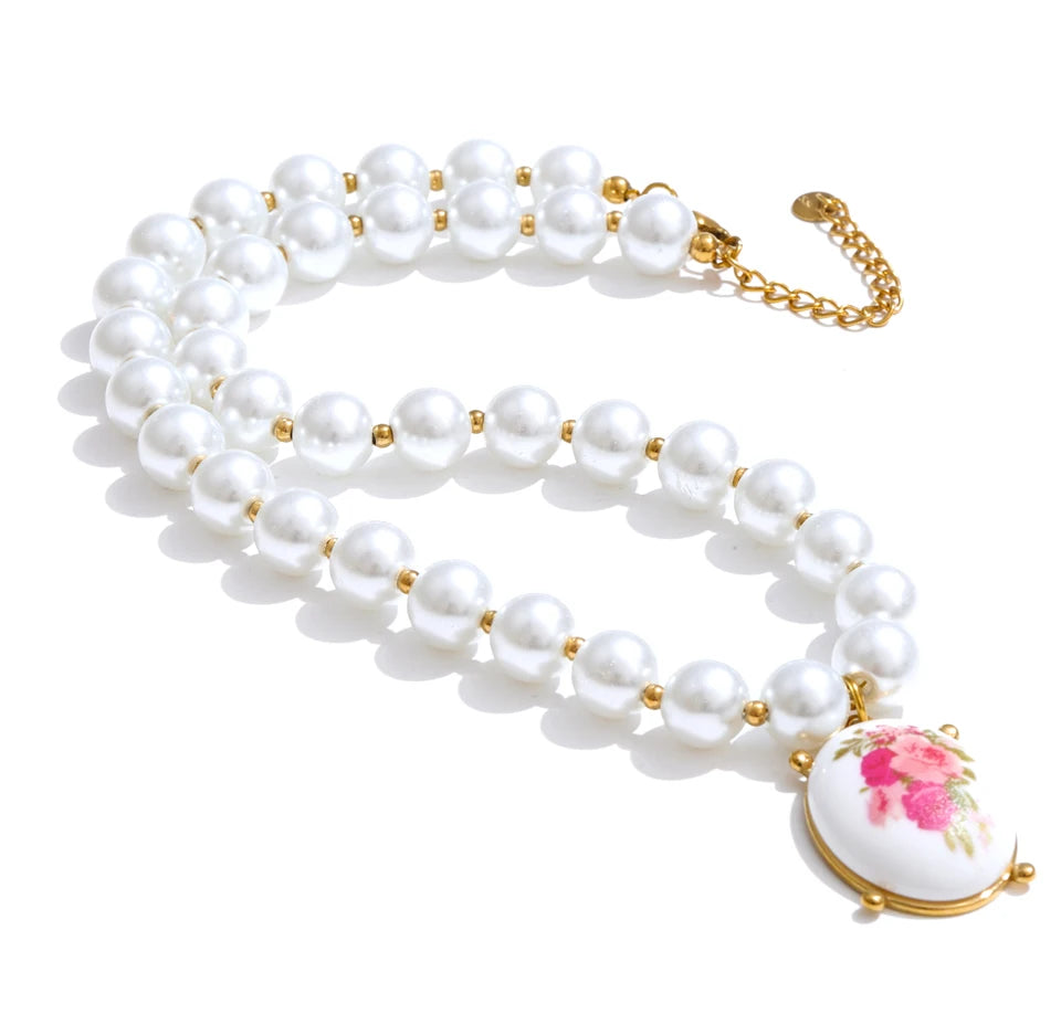 Pearl resin flower necklace in gold-plated stainless steel with pearl and resin.