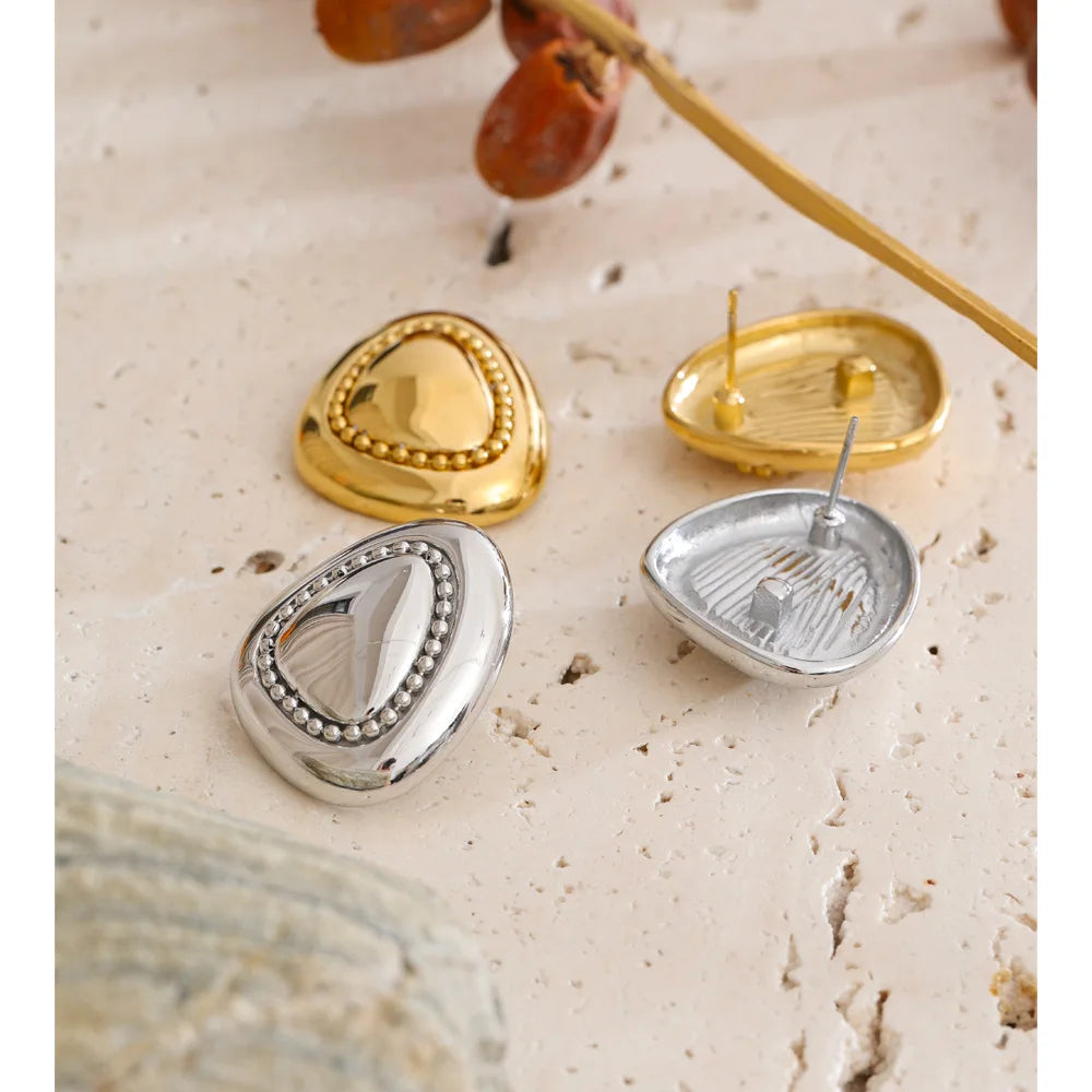 Geometric earrings in gold-plated stainless steel.