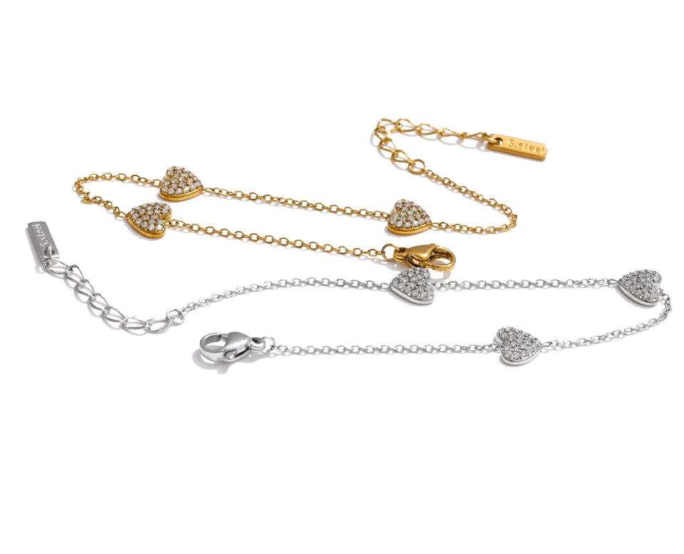 Cubic zirconia heart geometric necklace in gold-plated stainless steel with cubic zirconia.
