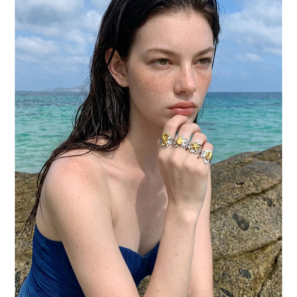 Shell star geometric ring in 18K gold-plated stainless steel with shell.