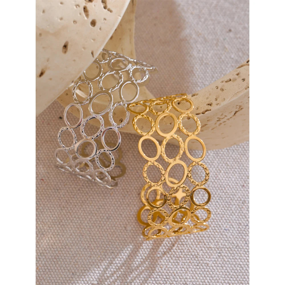 Geometric bracelet in gold-plated stainless steel.