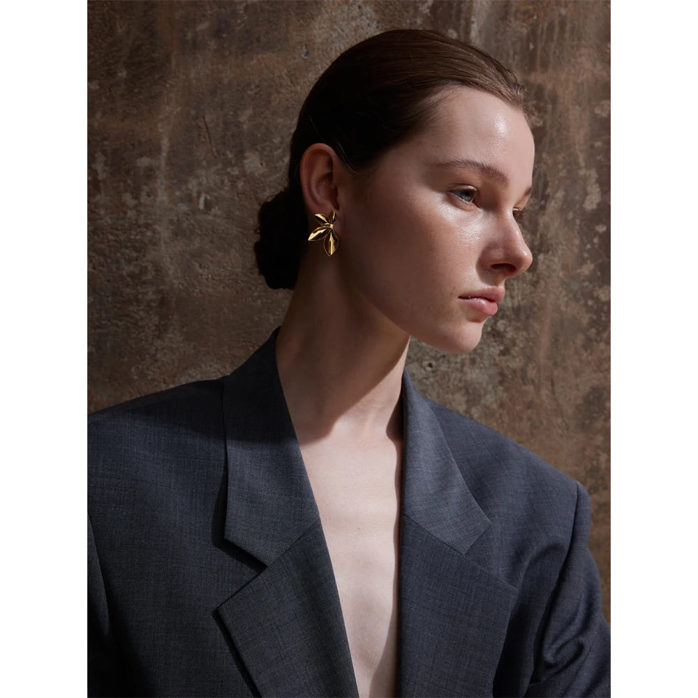 Flower geometric earrings in gold-plated stainless steel.