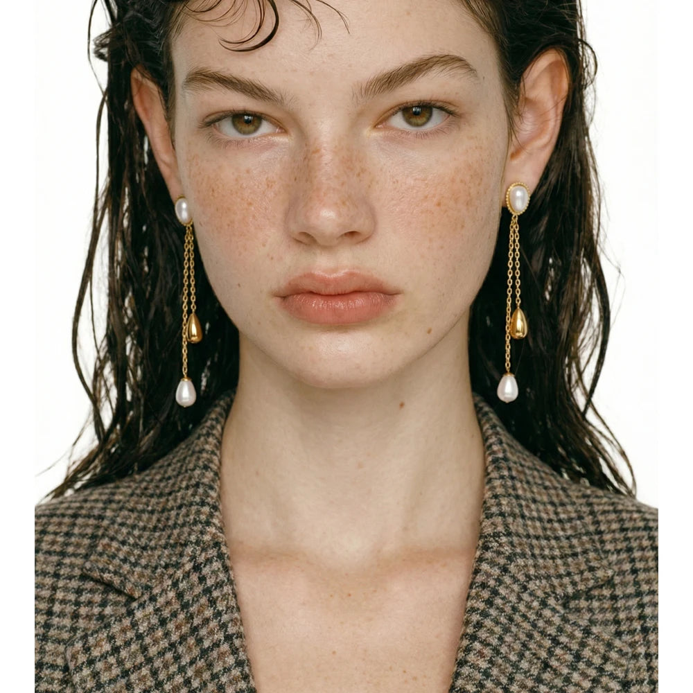 Pearl geometric chain earrings in gold-plated stainless steel with pearl.