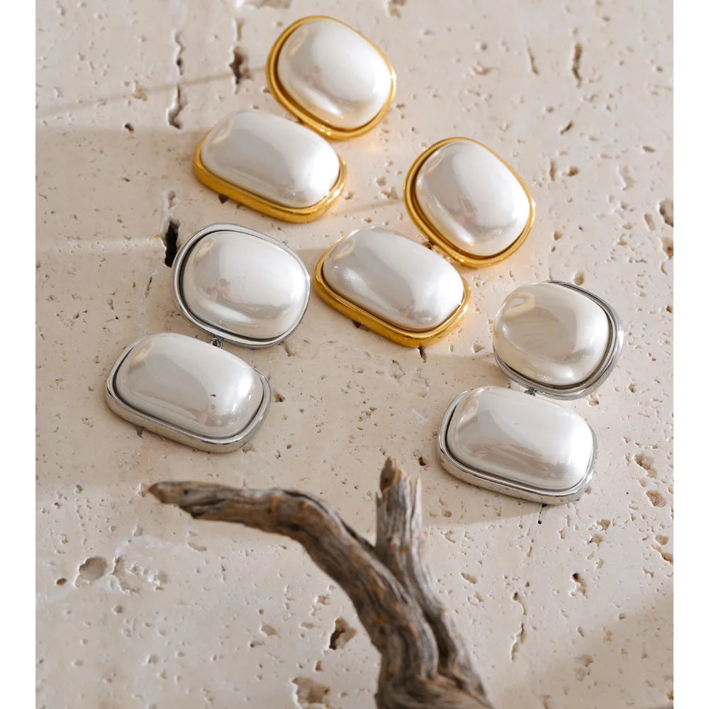Pearl geometric earrings in gold-plated stainless steel with pearl.