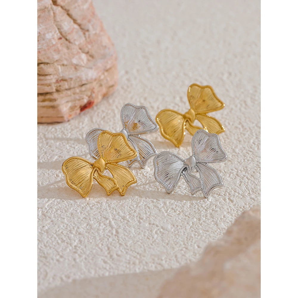 Bow earrings in gold-plated stainless steel.