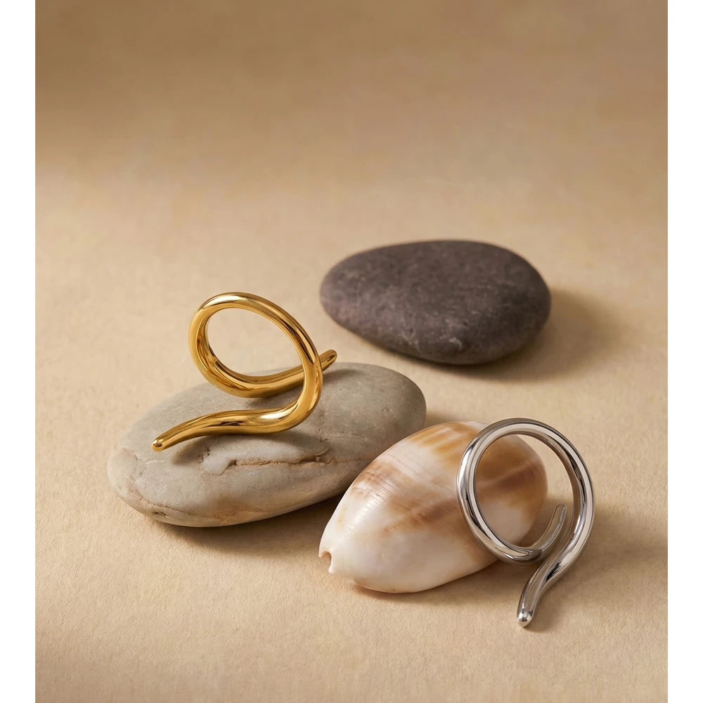 Minimalist geometric ring in gold-plated stainless steel.