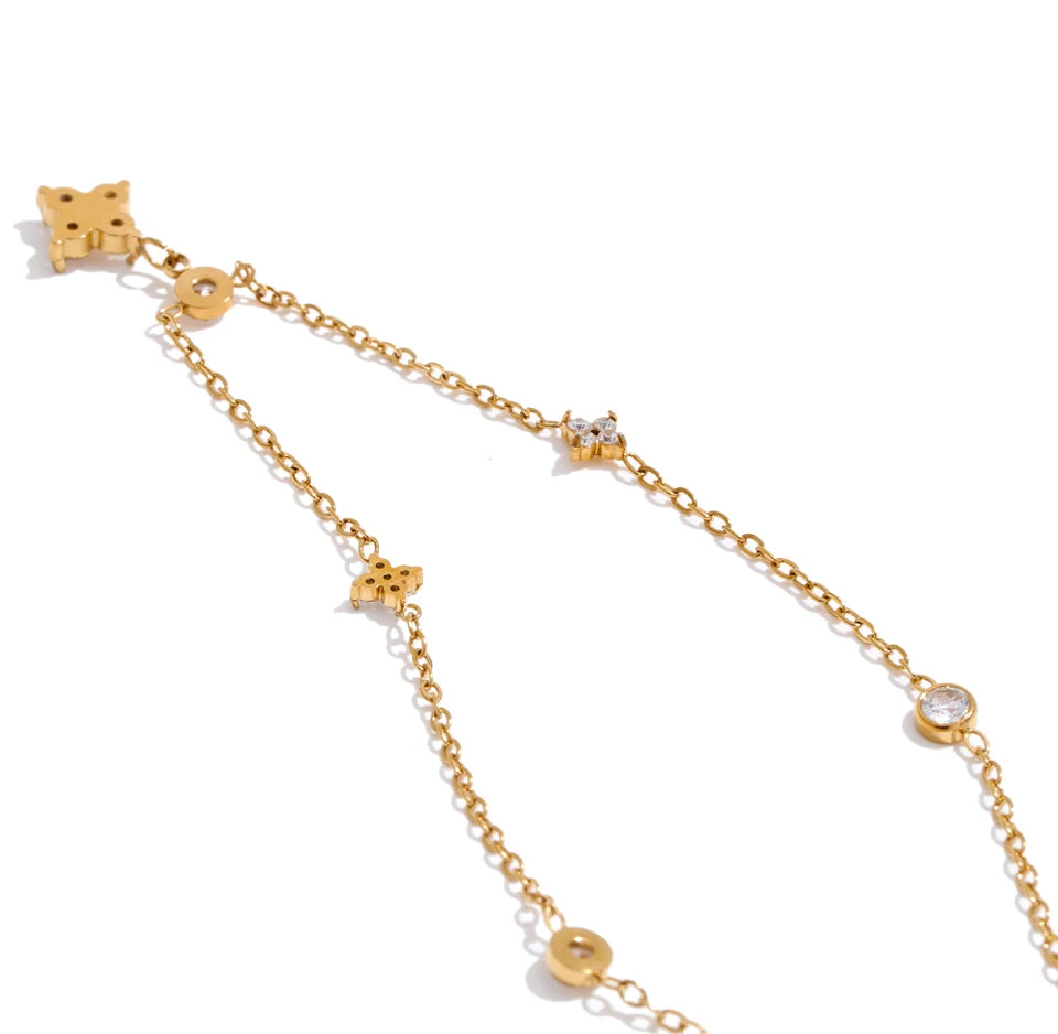 Cubic zirconia flower necklace in gold-plated stainless steel with cubic zirconia.