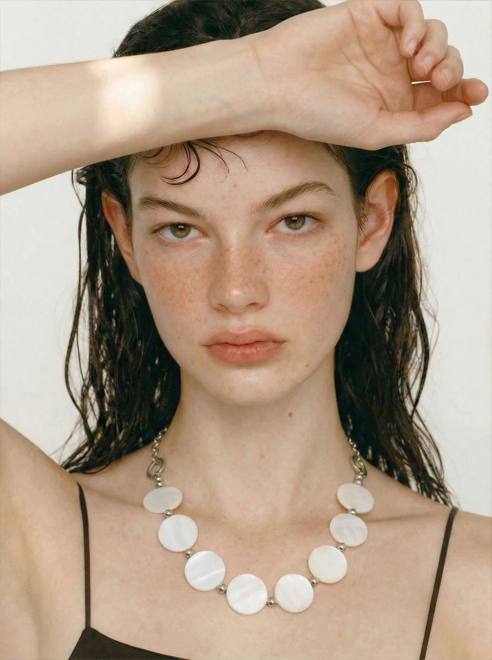 Shell geometric chain necklace in gold-plated stainless steel with shell.