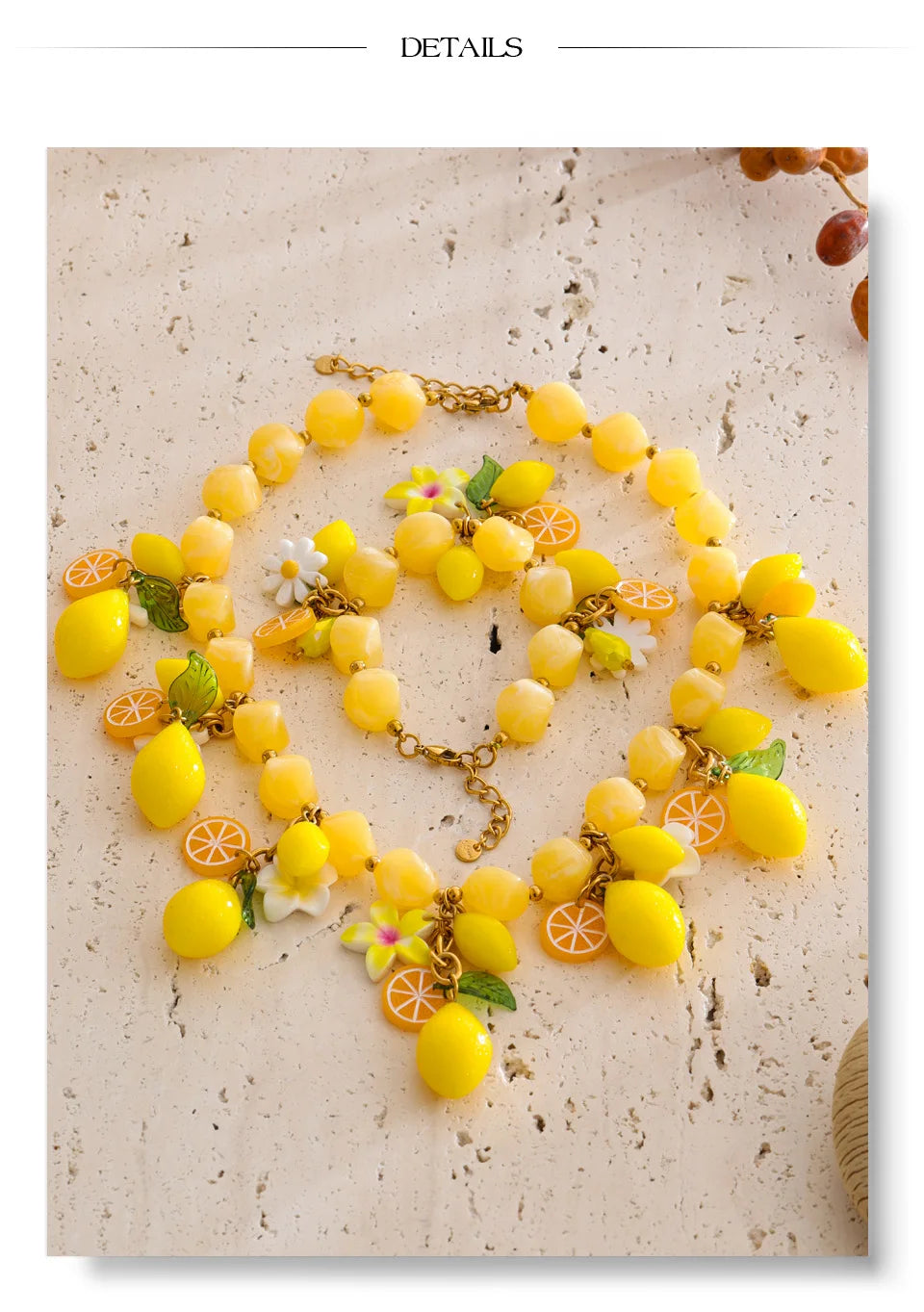 Resin geometric necklace in gold-plated stainless steel with resin.