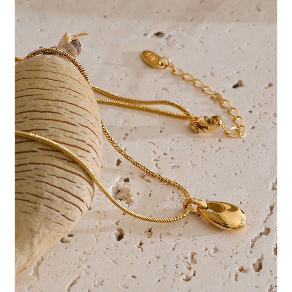Geometric necklace in gold-plated stainless steel.