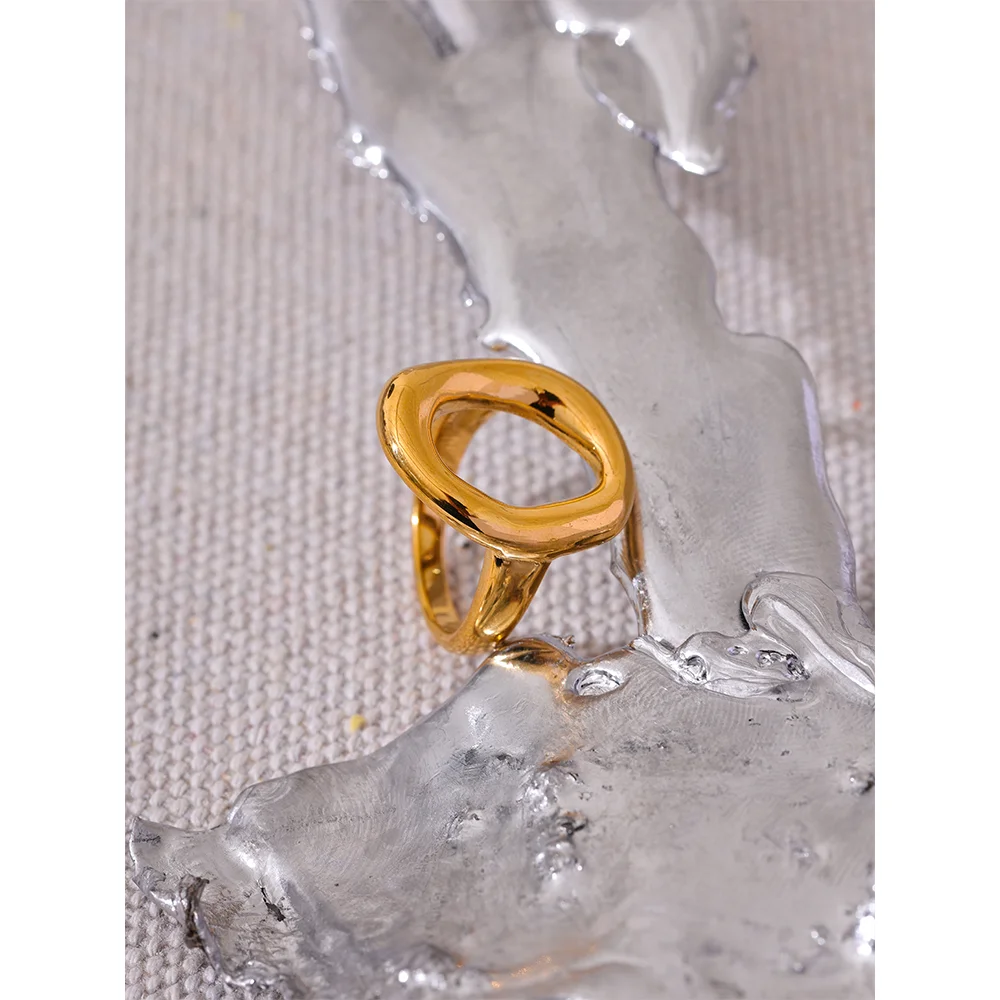 Minimalist geometric ring in 18K gold-plated stainless steel.
