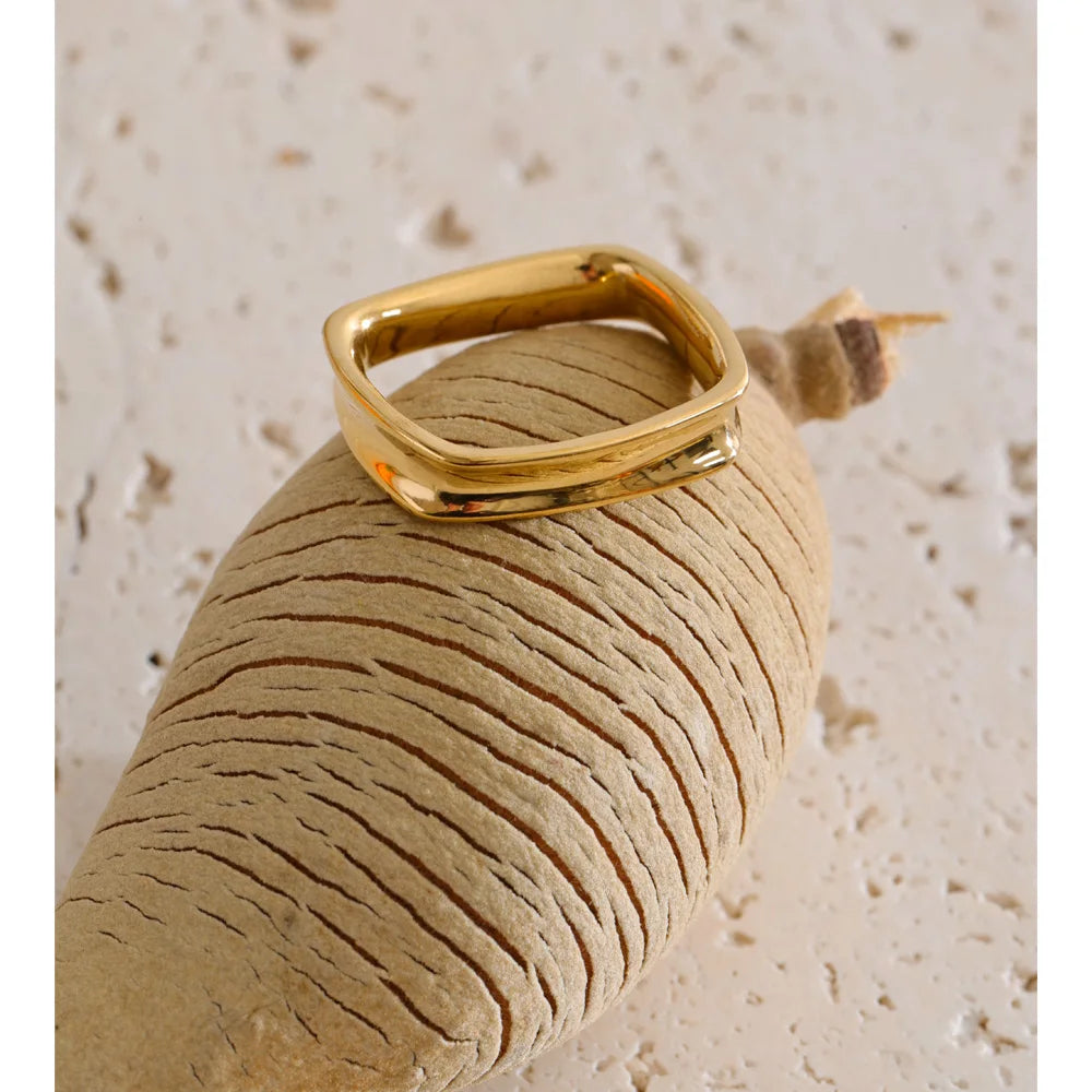 Minimalist geometric ring in 18K gold-plated stainless steel.