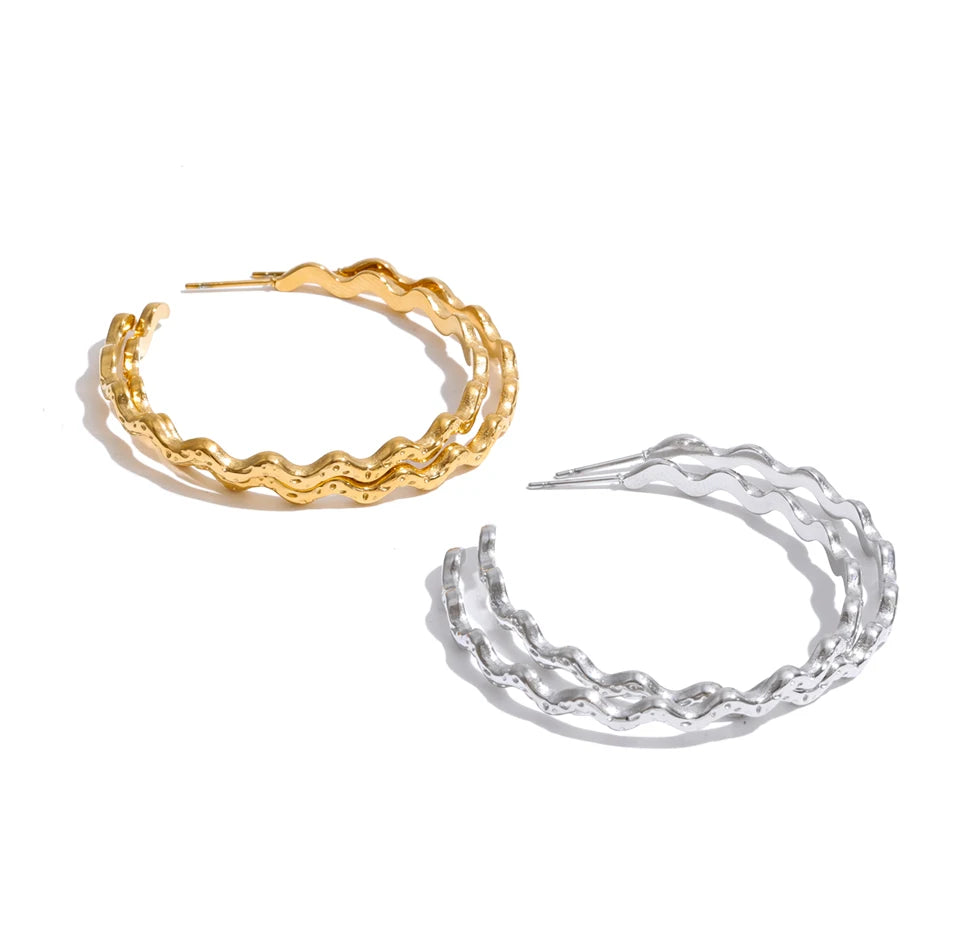 Geometric earrings in gold-plated stainless steel.