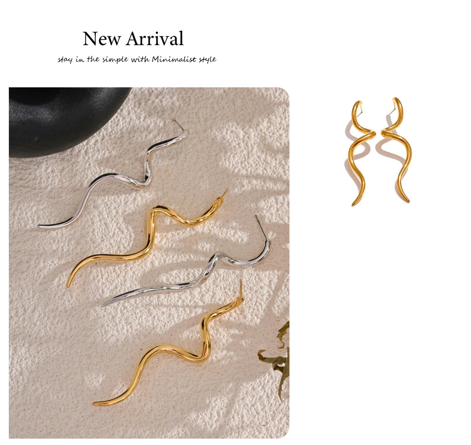 Minimalist geometric earrings in gold-plated stainless steel.