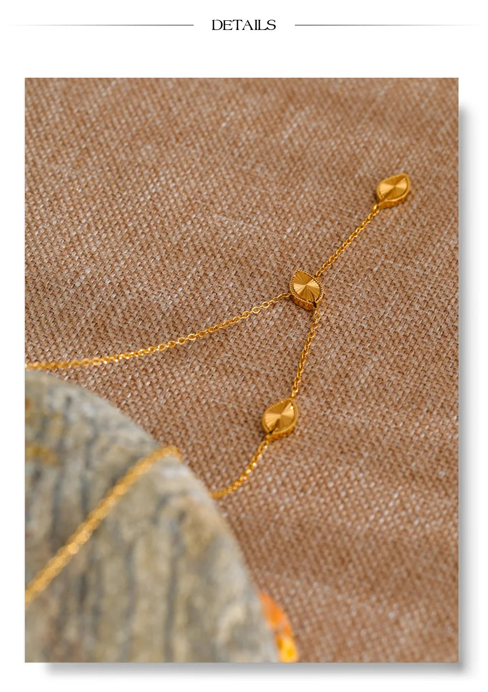 Chain necklace in gold-plated stainless steel.