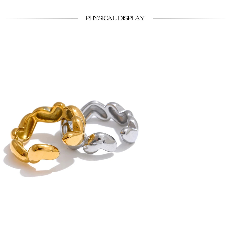 Heart geometric ring in 18K gold-plated stainless steel.