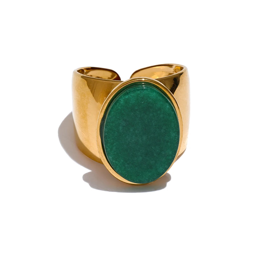 Natural stone geometric ring in gold-plated stainless steel with natural stone.