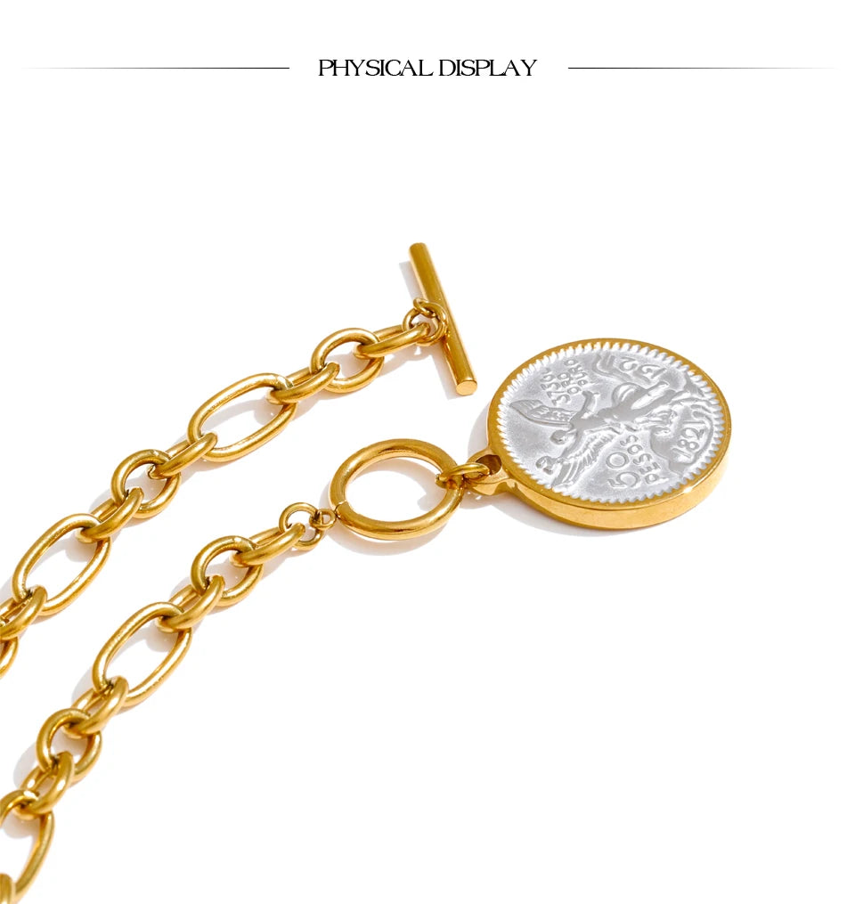 Geometric necklace in gold-plated stainless steel.