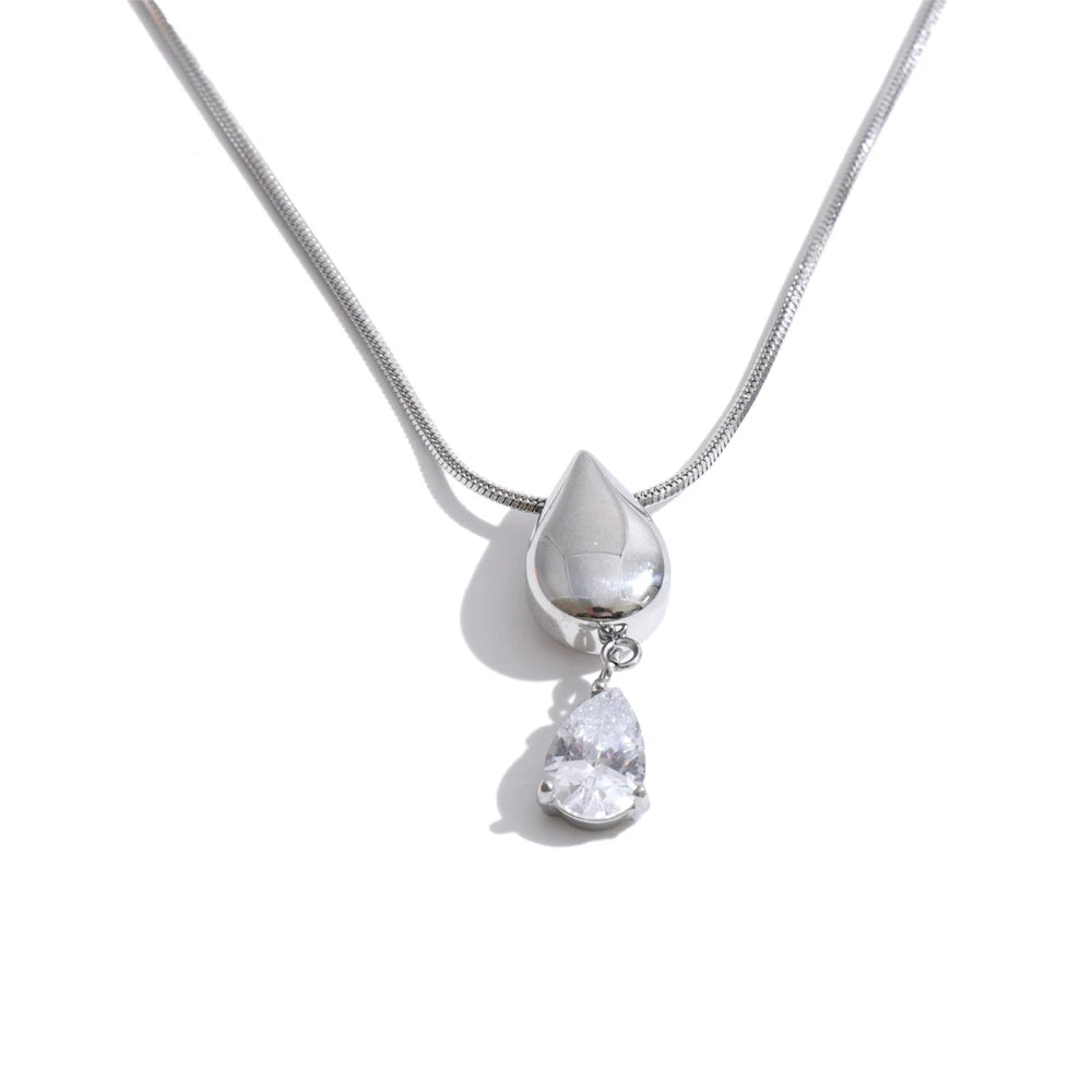 Cubic zirconia geometric necklace in gold-plated stainless steel with cubic zirconia.