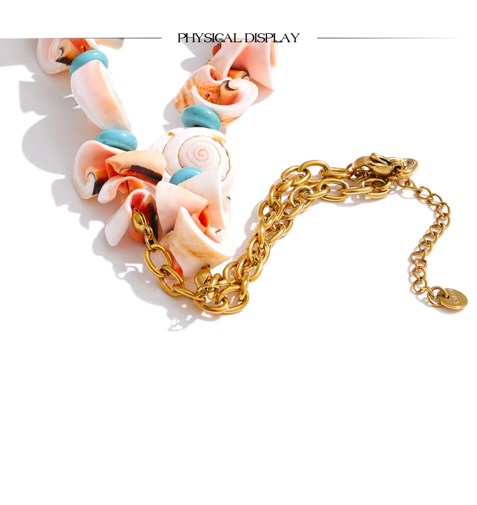 Shell star geometric necklace in gold-plated stainless steel with shell.