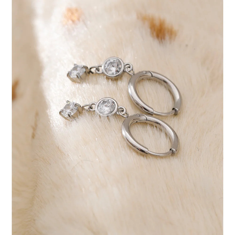 Cubic zirconia geometric earrings in gold-plated stainless steel with cubic zirconia.
