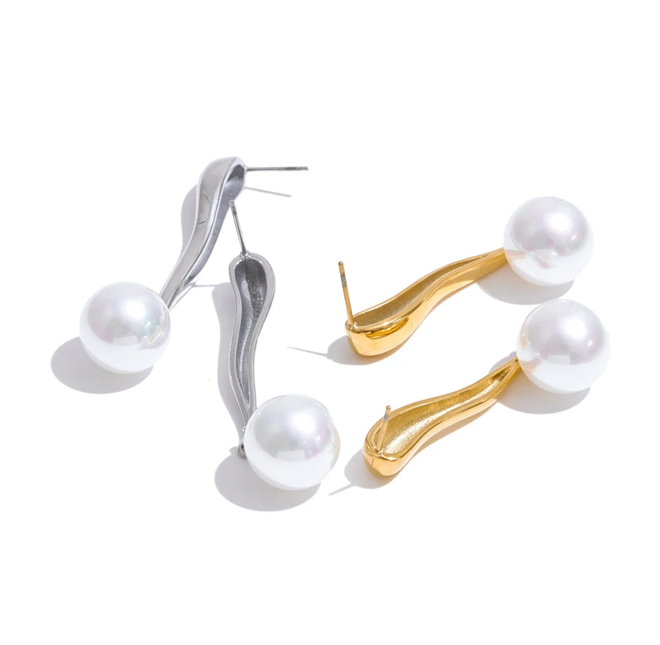 Pearl geometric earrings in gold-plated stainless steel with pearl.