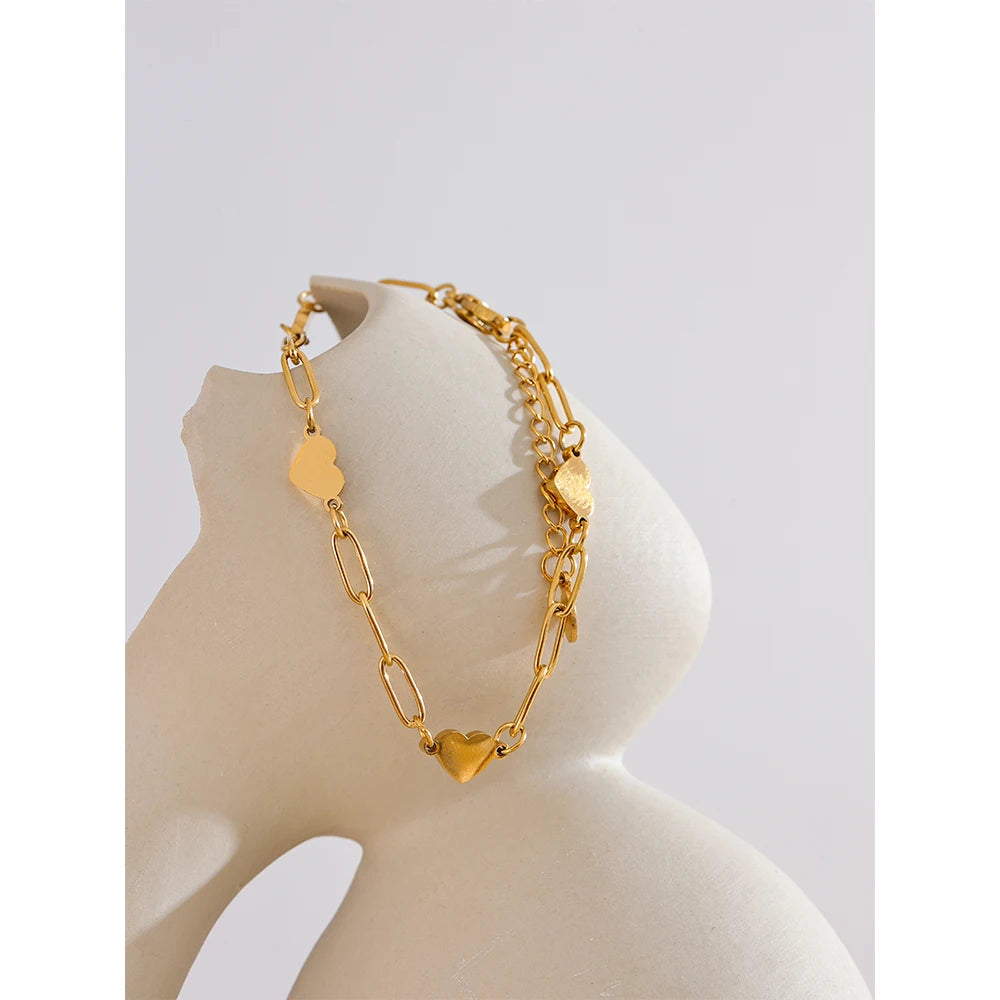 Heart chain necklace in gold-plated stainless steel.