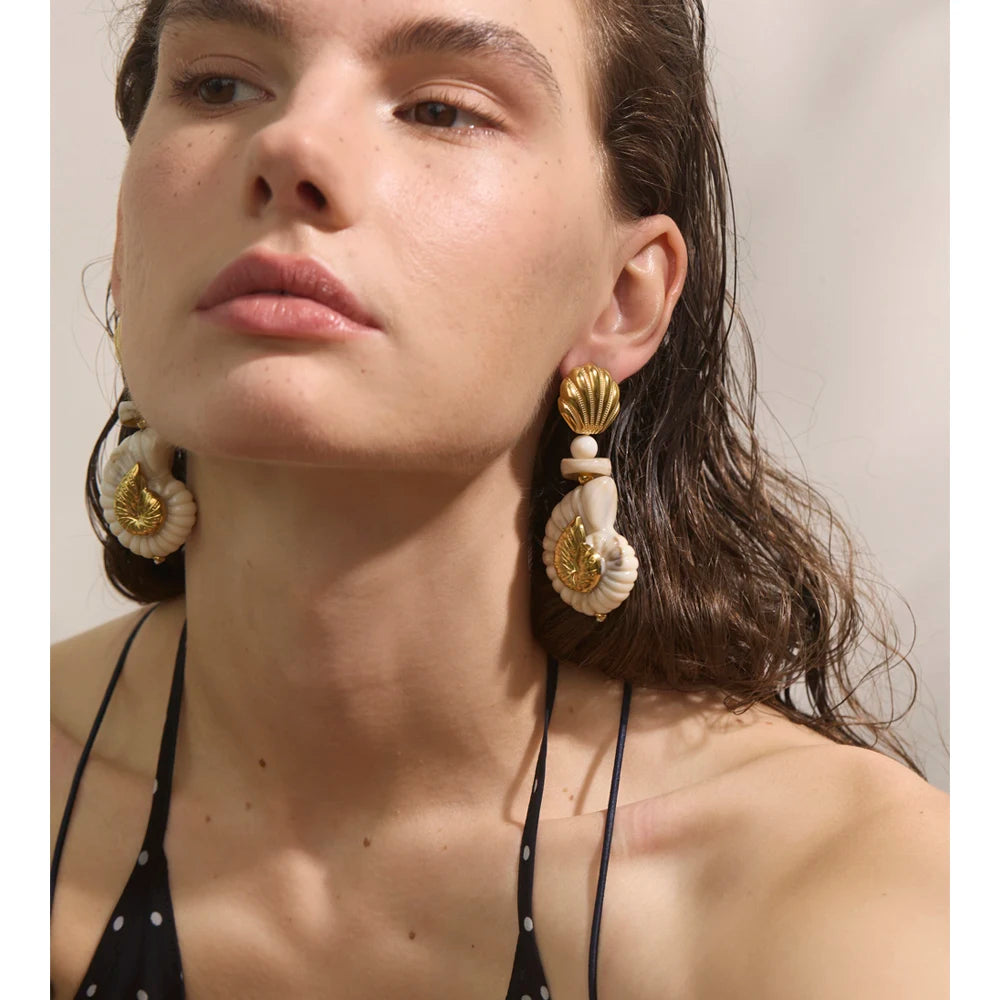 Shell resin geometric earrings in gold-plated stainless steel with shell and resin.
