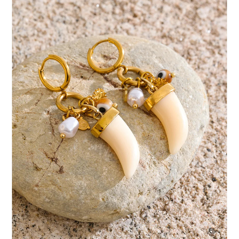 Pearl resin acrylic earrings in gold-plated stainless steel with pearl and resin.