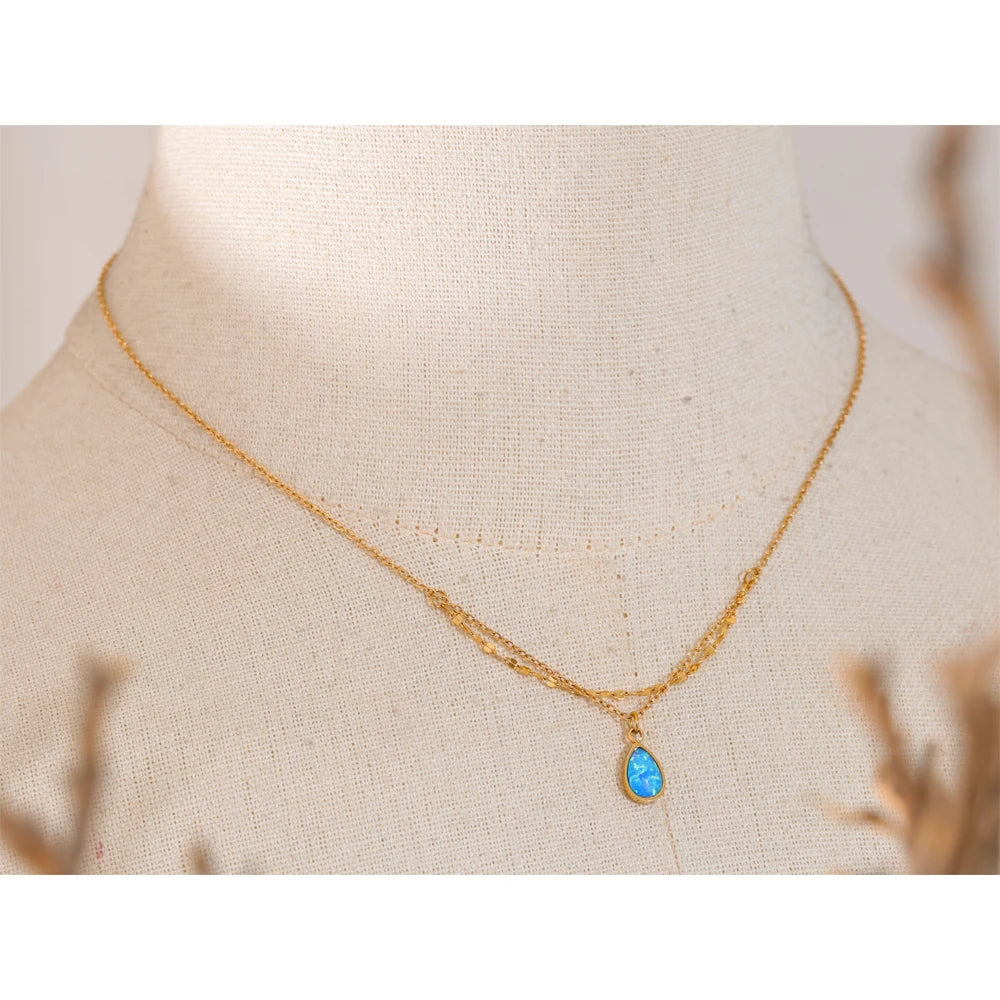 Blue natural stone geometric necklace in gold-plated stainless steel with natural stone.